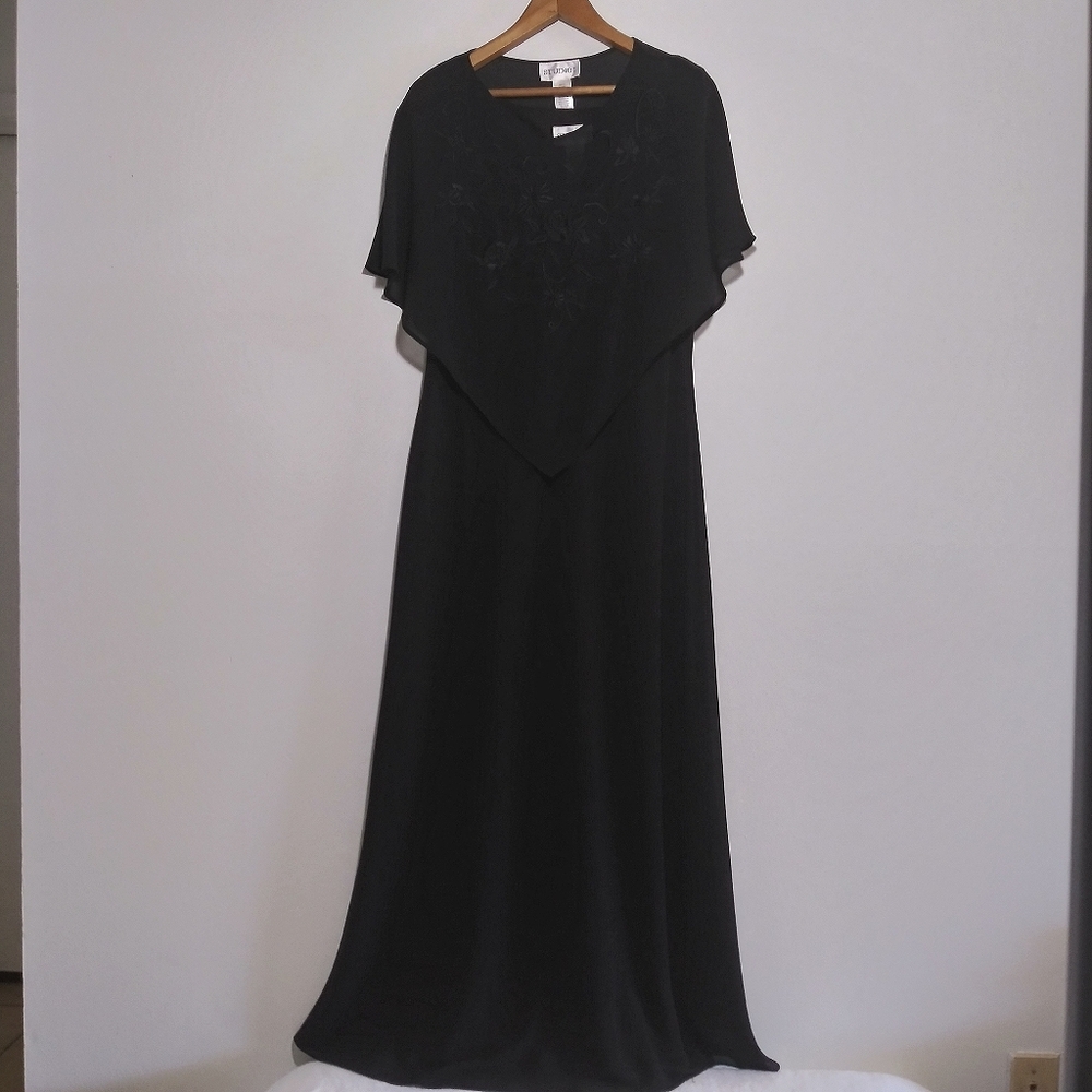 Black sleeveless dress